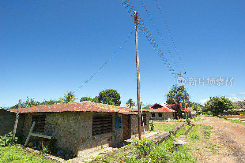 加奈马有房子的街道。Canaima NP,委内瑞拉。